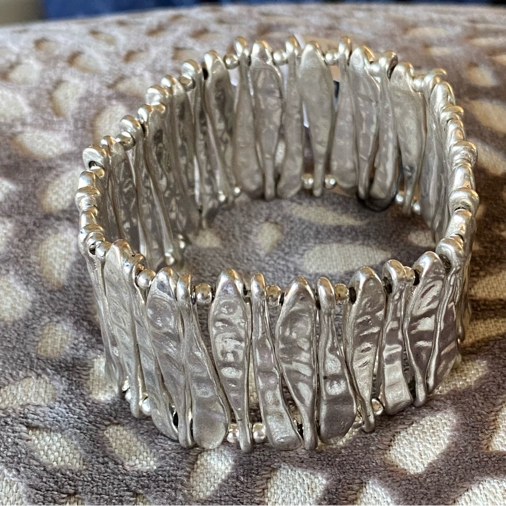 🌷HOST PICK🌷 NWT Chico’s Silvertone Stretch Cuff Bracelet - Picture 4 of 7